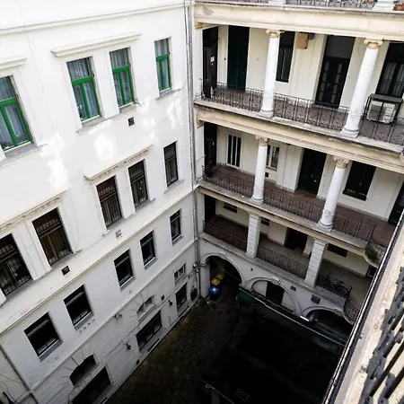Large At Perfect Location Appartement