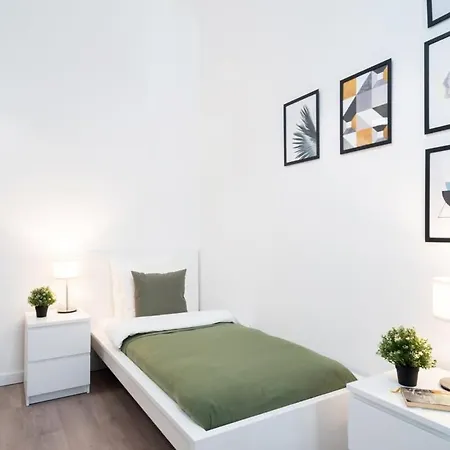 Large At Perfect Location Apartment *