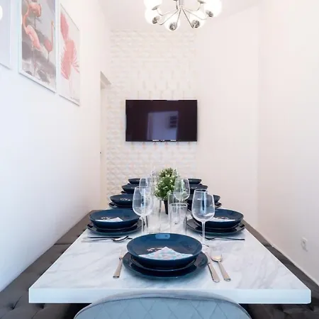 Large At Perfect Location Apartment *