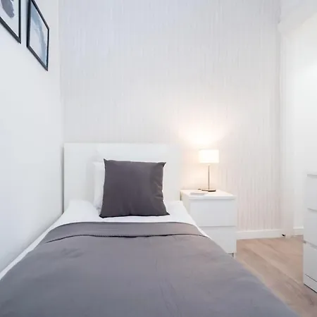 Large At Perfect Location Apartment *