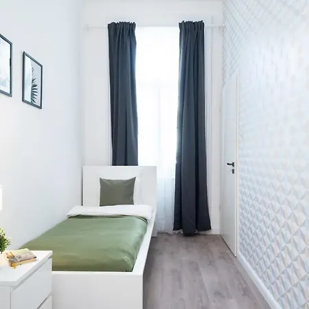Large At Perfect Location Apartment *