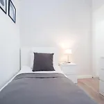 Large At Perfect Location 아파트 *